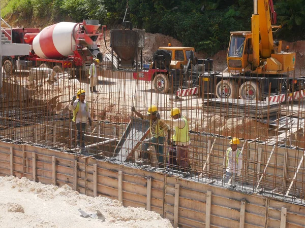 Selangor Malaysia April 2021 建筑工人正在建筑工地工作 他们必须佩戴安全帽和安全背心等安全设备 — 图库照片