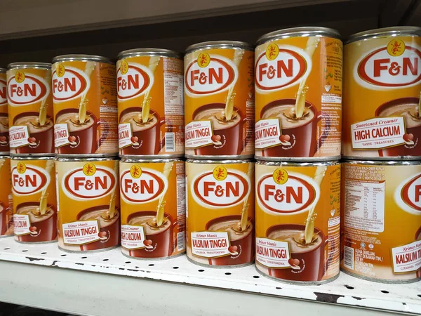 SELANGOR, MALAYSIA -4 Nisan 2022: tatlandırılmış krema ve buharlaştırılmış süt kutularda paketlendi. Süpermarketin içindeki rafta satılık. Ana bileşen palmiye yağı tohumlarından yapılır..