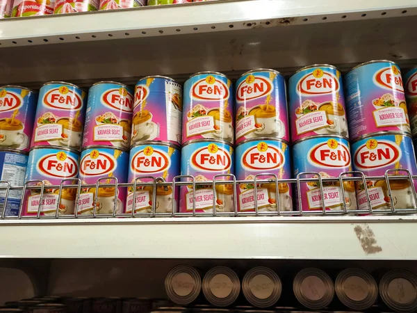 SELANGOR, MALAYSIA -4 Nisan 2022: tatlandırılmış krema ve buharlaştırılmış süt kutularda paketlendi. Süpermarketin içindeki rafta satılık. Ana bileşen palmiye yağı tohumlarından yapılır..