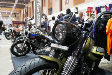 SELANGOR, MALAYSIA - 8 APRIL 2022: markalı motosiklet klasik farları özel motosikletlere takıldı. Motosiklet büyük bir galeride halka sergilendi..