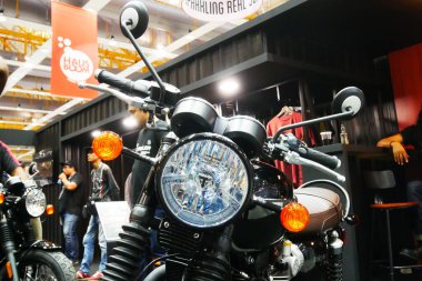 SELANGOR, MALAYSIA - 8 APRIL 2022: markalı motosiklet klasik farları özel motosikletlere takıldı. Motosiklet büyük bir galeride halka sergilendi..