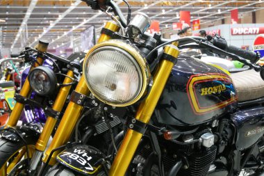 SELANGOR, MALAYSIA - 8 APRIL 2022: markalı motosiklet klasik farları özel motosikletlere takıldı. Motosiklet büyük bir galeride halka sergilendi..