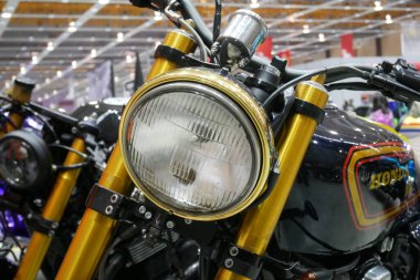 SELANGOR, MALAYSIA - 8 APRIL 2022: markalı motosiklet klasik farları özel motosikletlere takıldı. Motosiklet büyük bir galeride halka sergilendi..