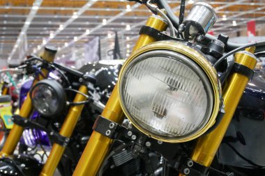 SELANGOR, MALAYSIA - 8 APRIL 2022: markalı motosiklet klasik farları özel motosikletlere takıldı. Motosiklet büyük bir galeride halka sergilendi..