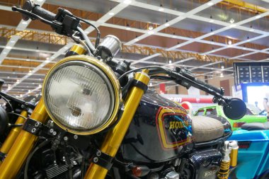 SELANGOR, MALAYSIA - 8 APRIL 2022: markalı motosiklet klasik farları özel motosikletlere takıldı. Motosiklet büyük bir galeride halka sergilendi..