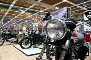 SELANGOR, MALAYSIA - 8 APRIL 2022: markalı motosiklet klasik farları özel motosikletlere takıldı. Motosiklet büyük bir galeride halka sergilendi..