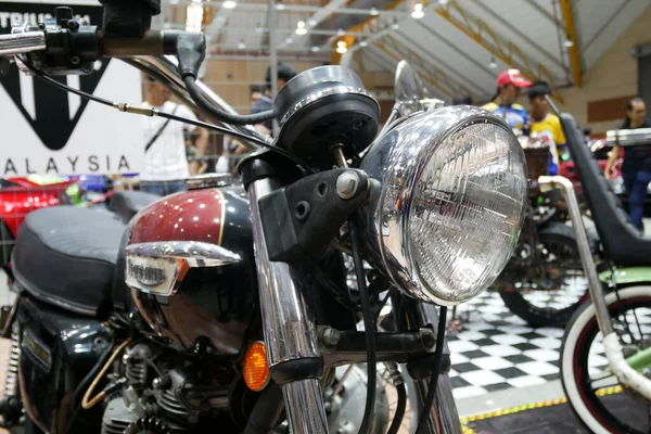 Selangor Malaysia 8エイプリル2022 カスタムバイクに搭載されたブランドのオートバイのクラシックヘッドライト オートバイは大きなショールームで一般に公開されました — ストック写真