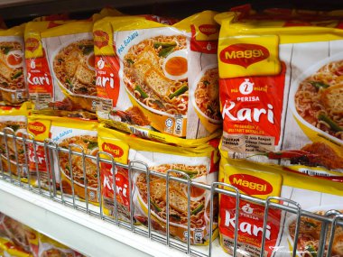 SELANGOR, MALAYSIA - 8 Nisan 2022: Bir mağazada satışa sunulan ticari bir pakette hazır eriştelere odaklanmış durumda. Marka ve aromaya göre sergilenir..