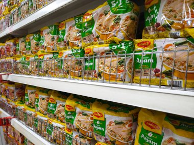 SELANGOR, MALAYSIA - 8 Nisan 2022: Bir mağazada satışa sunulan ticari bir pakette hazır eriştelere odaklanmış durumda. Marka ve aromaya göre sergilenir..