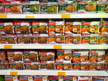 SELANGOR, MALAYSIA - 8 Nisan 2022: Bir mağazada satışa sunulan ticari bir pakette hazır eriştelere odaklanmış durumda. Marka ve aromaya göre sergilenir..