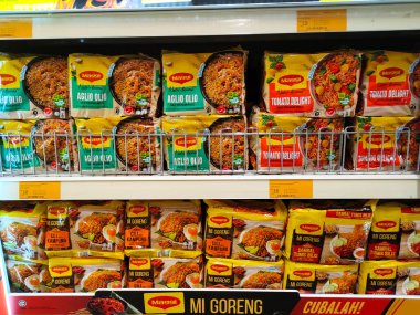 SELANGOR, MALAYSIA - 8 Nisan 2022: Bir mağazada satışa sunulan ticari bir pakette hazır eriştelere odaklanmış durumda. Marka ve aromaya göre sergilenir..