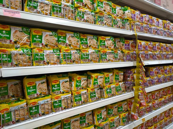 SELANGOR, MALAYSIA - 8 Nisan 2022: Bir mağazada satışa sunulan ticari bir pakette hazır eriştelere odaklanmış durumda. Marka ve aromaya göre sergilenir..