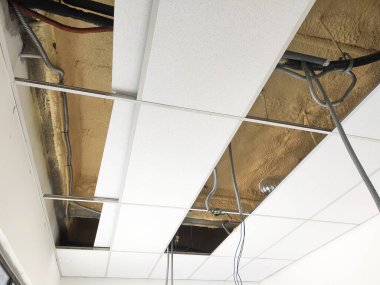 SELANGOR, MALAYSIA - 10 Mart 2022: poliüretan yalıtım köpüğü püskürtülmüş ve beton levhaların altındaki yüzeyi kaplamıştır. Binanın termal yalıtımı için bir katman görevi görür..