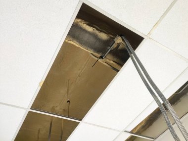 SELANGOR, MALAYSIA - 10 Mart 2022: poliüretan yalıtım köpüğü püskürtülmüş ve beton levhaların altındaki yüzeyi kaplamıştır. Binanın termal yalıtımı için bir katman görevi görür..