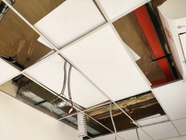 SELANGOR, MALAYSIA - 10 Mart 2022: poliüretan yalıtım köpüğü püskürtülmüş ve beton levhaların altındaki yüzeyi kaplamıştır. Binanın termal yalıtımı için bir katman görevi görür..