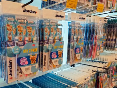 SELANGOR, MALAYSIA -6 Mayıs 2022: Ticari paketlere eklenen ve satışa sunulan diş fırçalarına odaklandı. Marka ve kategoriye göre sıralanır.