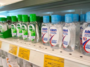SELANGOR, MALAYSIA - 5 Nisan 2022: Satış raflarında sergilenen el dezenfektanı ürünlerine odaklandı. Marka ve boyutuna göre farklı ticari paketlerde paketlenmiş.