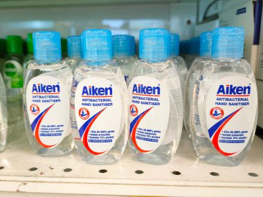 SELANGOR, MALAYSIA - 5 Nisan 2022: Satış raflarında sergilenen el dezenfektanı ürünlerine odaklandı. Marka ve boyutuna göre farklı ticari paketlerde paketlenmiş.