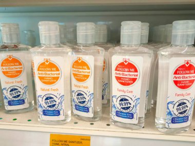 SELANGOR, MALAYSIA - 5 Nisan 2022: Satış raflarında sergilenen el dezenfektanı ürünlerine odaklandı. Marka ve boyutuna göre farklı ticari paketlerde paketlenmiş.