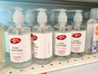 SELANGOR, MALAYSIA - 5 Nisan 2022: Satış raflarında sergilenen el dezenfektanı ürünlerine odaklandı. Marka ve boyutuna göre farklı ticari paketlerde paketlenmiş.