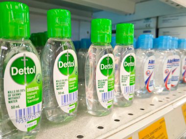 SELANGOR, MALAYSIA - 5 Nisan 2022: Satış raflarında sergilenen el dezenfektanı ürünlerine odaklandı. Marka ve boyutuna göre farklı ticari paketlerde paketlenmiş.