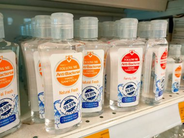 SELANGOR, MALAYSIA - 5 Nisan 2022: Satış raflarında sergilenen el dezenfektanı ürünlerine odaklandı. Marka ve boyutuna göre farklı ticari paketlerde paketlenmiş.