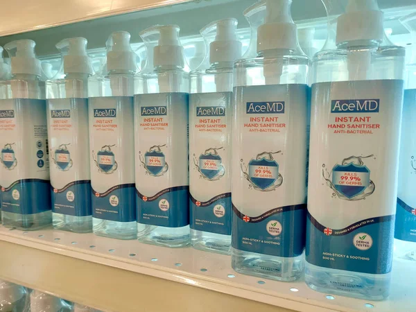 SELANGOR, MALAYSIA - 5 Nisan 2022: Satış raflarında sergilenen el dezenfektanı ürünlerine odaklandı. Marka ve boyutuna göre farklı ticari paketlerde paketlenmiş.