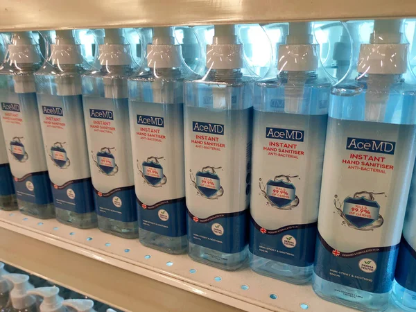 SELANGOR, MALAYSIA - 5 Nisan 2022: Satış raflarında sergilenen el dezenfektanı ürünlerine odaklandı. Marka ve boyutuna göre farklı ticari paketlerde paketlenmiş.