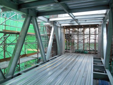 SELANGOR, MALAYSIA - 13 Nisan 2021: Köprüyü birbirine bağlayan çelik bir yapı inşa ediliyor. Çelik, diğer malzemelerle tamamlanmadan önce bir köprü oluşturan ana yapıdır..