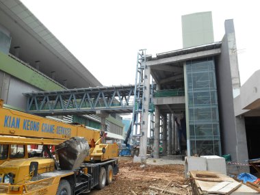 SELANGOR, MALAYSIA - 13 Nisan 2021: Köprüyü birbirine bağlayan çelik bir yapı inşa ediliyor. Çelik, diğer malzemelerle tamamlanmadan önce bir köprü oluşturan ana yapıdır..