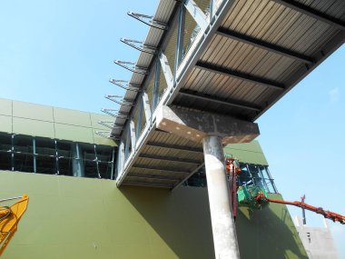 SELANGOR, MALAYSIA - 13 Nisan 2021: Köprüyü birbirine bağlayan çelik bir yapı inşa ediliyor. Çelik, diğer malzemelerle tamamlanmadan önce bir köprü oluşturan ana yapıdır..