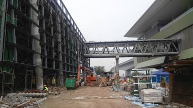 SELANGOR, MALAYSIA - 13 Nisan 2021: Köprüyü birbirine bağlayan çelik bir yapı inşa ediliyor. Çelik, diğer malzemelerle tamamlanmadan önce bir köprü oluşturan ana yapıdır..