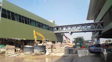 SELANGOR, MALAYSIA - 13 Nisan 2021: Köprüyü birbirine bağlayan çelik bir yapı inşa ediliyor. Çelik, diğer malzemelerle tamamlanmadan önce bir köprü oluşturan ana yapıdır..