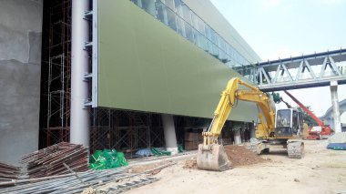 SELANGOR, MALAYSIA - 13 Nisan 2021: Köprüyü birbirine bağlayan çelik bir yapı inşa ediliyor. Çelik, diğer malzemelerle tamamlanmadan önce bir köprü oluşturan ana yapıdır..