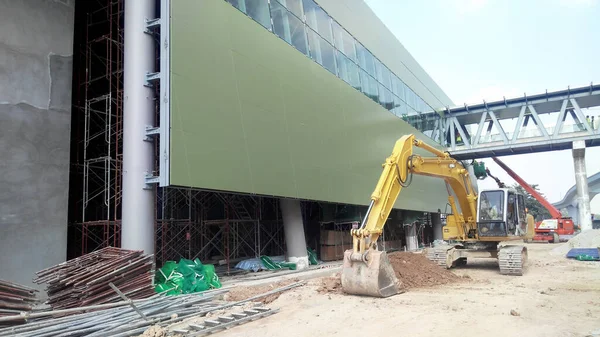 SELANGOR, MALAYSIA - 13 Nisan 2021: Köprüyü birbirine bağlayan çelik bir yapı inşa ediliyor. Çelik, diğer malzemelerle tamamlanmadan önce bir köprü oluşturan ana yapıdır..