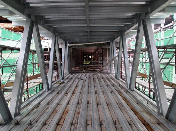 SELANGOR, MALAYSIA - 13 Nisan 2021: Köprüyü birbirine bağlayan çelik bir yapı inşa ediliyor. Çelik, diğer malzemelerle tamamlanmadan önce bir köprü oluşturan ana yapıdır..