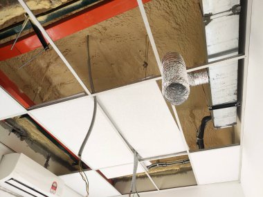 SELANGOR, MALAYSIA - 10 Mart 2022: poliüretan yalıtım köpüğü püskürtülmüş ve beton levhaların altındaki yüzeyi kaplamıştır. Binanın termal yalıtımı için bir katman görevi görür..