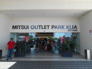 SEPANG, MALAYSIA -HAZİRAN 01, 2017: Mitsui Outlet Parkı, Sepang, Malezya. İnsanları markalı ürünleri rekabetçi fiyatlarla satmaya cezp et.  
