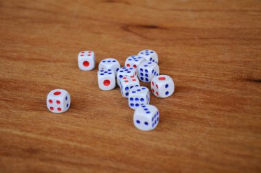 Tahta doku arkaplanına rastgele beyaz zarlar konuldu. 