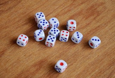 Tahta doku arkaplanına rastgele beyaz zarlar konuldu. 