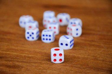 Tahta doku arkaplanına rastgele beyaz zarlar konuldu. 