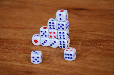 Beyaz zarlar ahşap dokudaki basamaklar gibi üst üste dizilmiş.. 