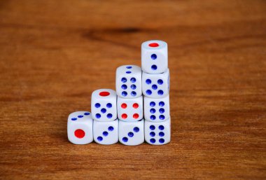 Beyaz zarlar ahşap dokudaki basamaklar gibi üst üste dizilmiş.. 