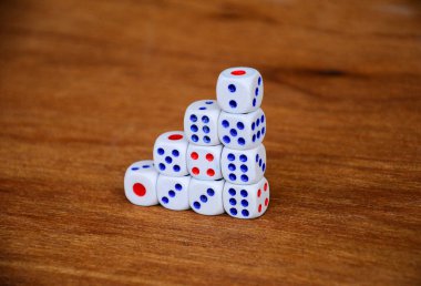 Beyaz zarlar ahşap dokudaki basamaklar gibi üst üste dizilmiş.. 