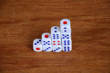 Beyaz zarlar ahşap dokudaki basamaklar gibi üst üste dizilmiş.. 