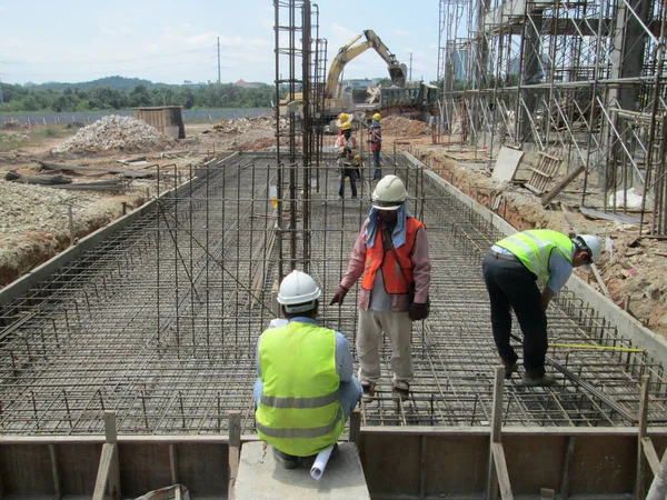 Malacca Malaysia Janeiro 2017 Trabalhadores Construção Instalam Fabricam Barras Reforço — Fotografia de Stock