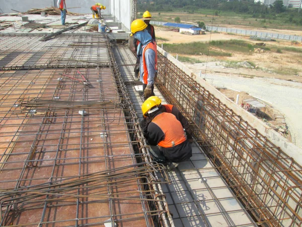 Malacca Malaysia Januar 2017 Bauarbeiter Montieren Und Fertigen Die Bewehrungsstange — Stockfoto