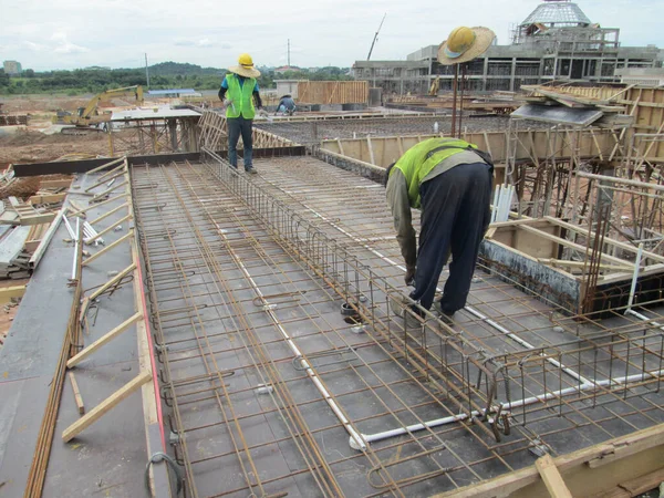 Malacca Malaysia January 2017 建筑工人在建筑工地安装和制造楼板钢筋 钢筋用微小的金属丝绑在一起 — 图库照片
