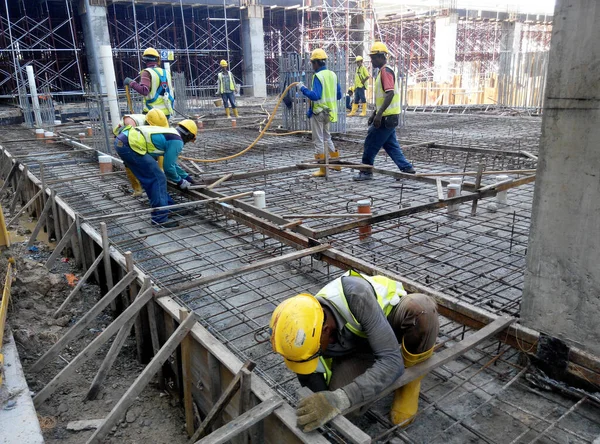 Malacca Malaysia January 2017 建筑工人在建筑工地安装和制造楼板钢筋 钢筋用微小的金属丝绑在一起 — 图库照片