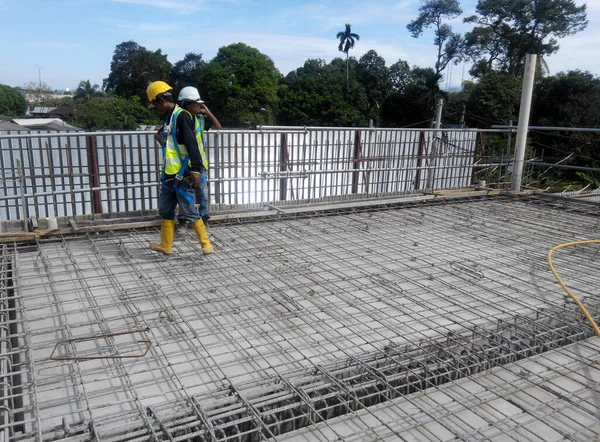 Malacca Malasia Enero 2017 Trabajadores Construcción Instalan Fabrican Barras Refuerzo — Foto de Stock